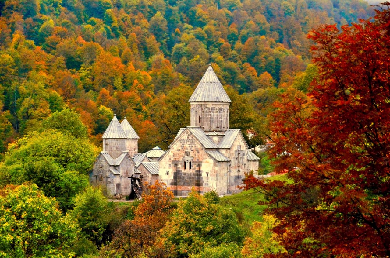 Монастырь Агарцин, расположенный неподалеку от Дилижана, в лесистой долине Иджеванского хребта, Армения. Фото: Lusine / Shutterstock
