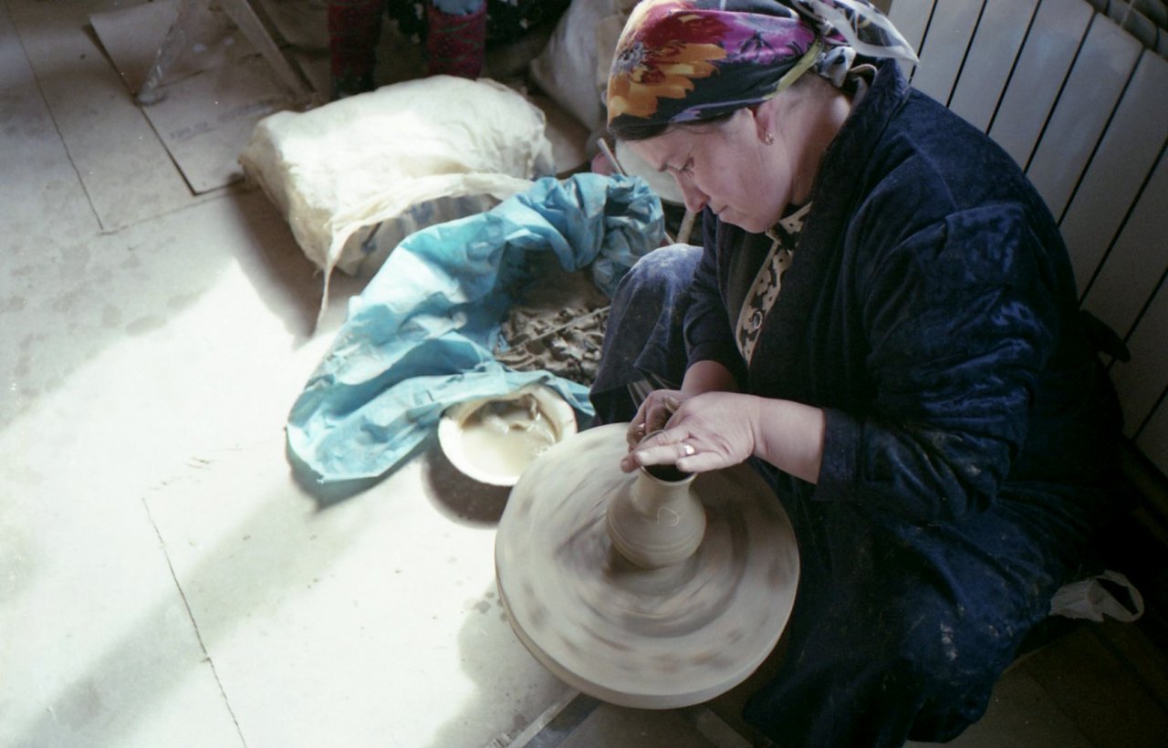 Женщина за гончарным кругом на балхарском комбинате керамических изделий