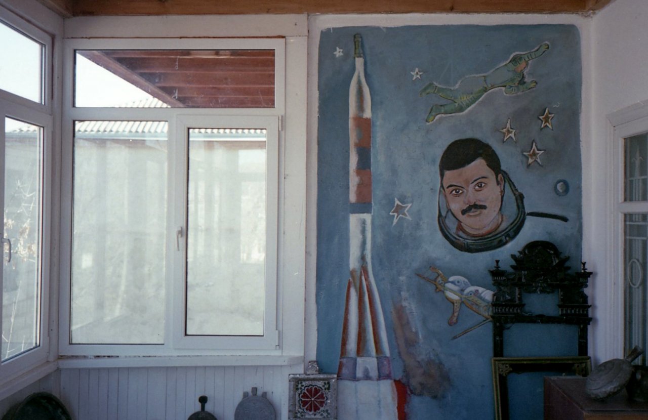 Портрет Мусы Манарова на стене краеведческого музея Кумуха