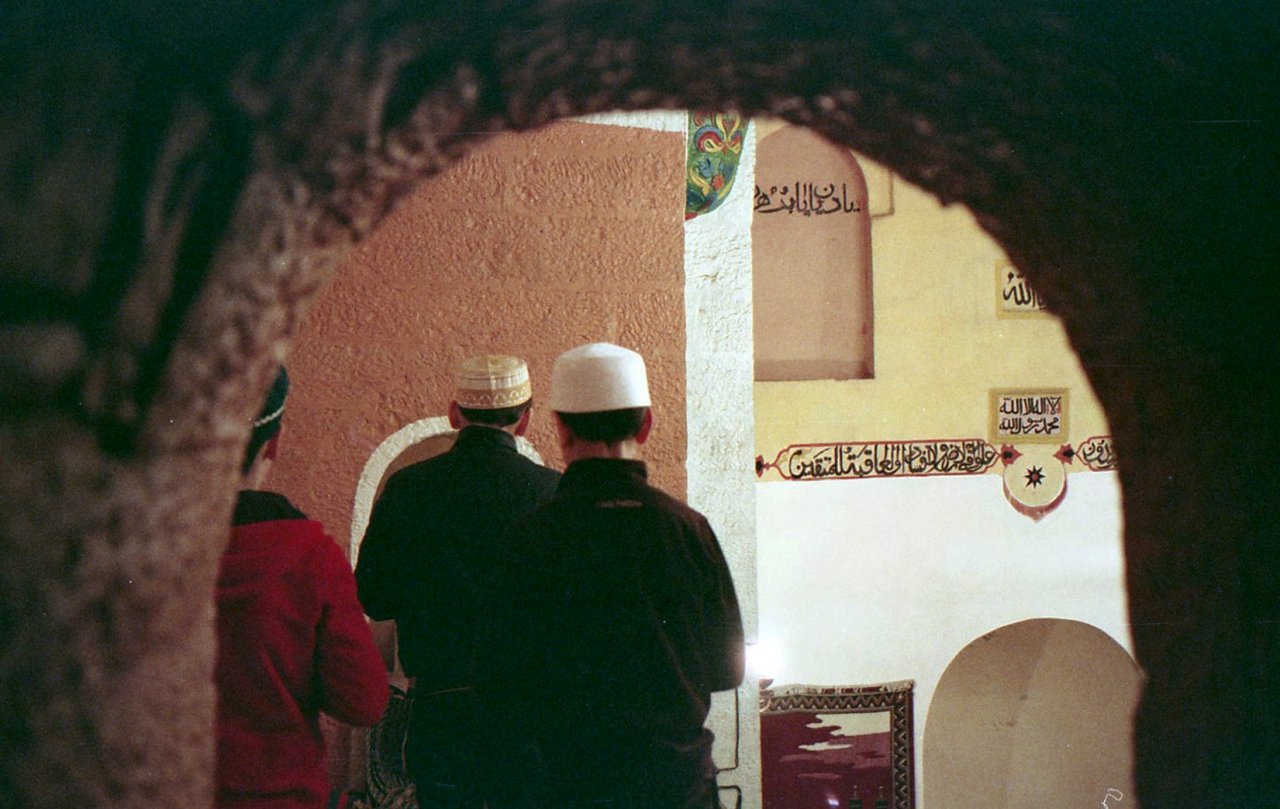 Дети на молитве в джума-мечети Кумуха