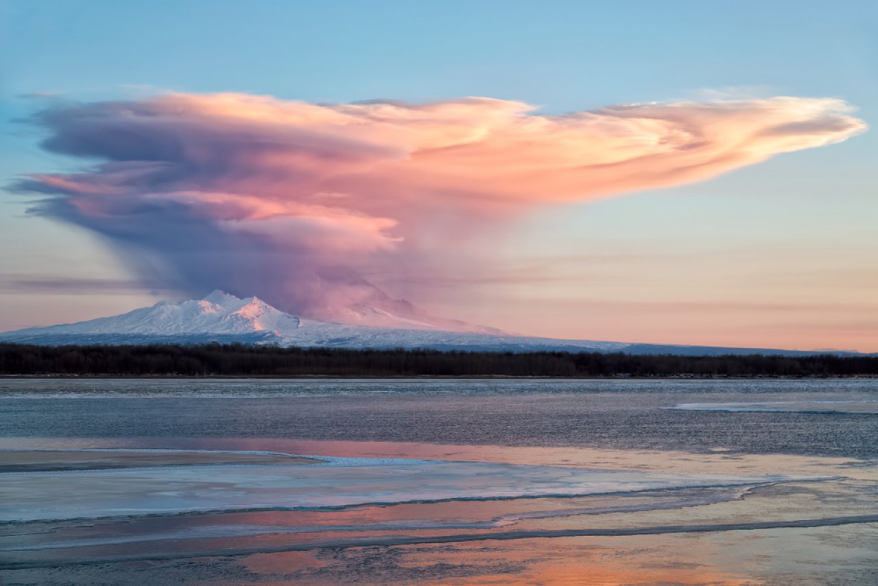 Извержение вулкана Шивелуч, Камчатка. Фото: Геннадий Теплицкий / Shutterstock