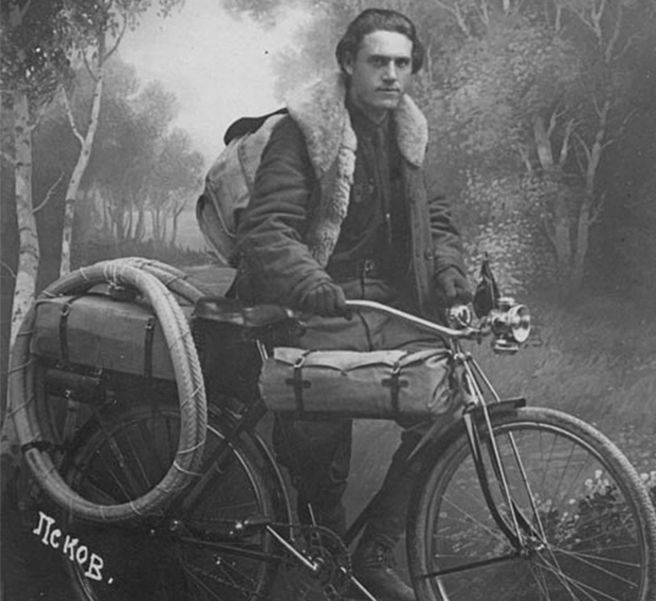 Техника у Глеба была адекватна времени —  обычный дорожный велосипед. Фото: псковский музей-заповедник