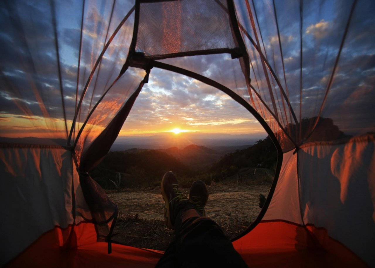 Возможность поставить палатку с видом на закат — одно из главных преимуществ горных походов. Фото: noppawan leecharoenphong / Shutterstock
