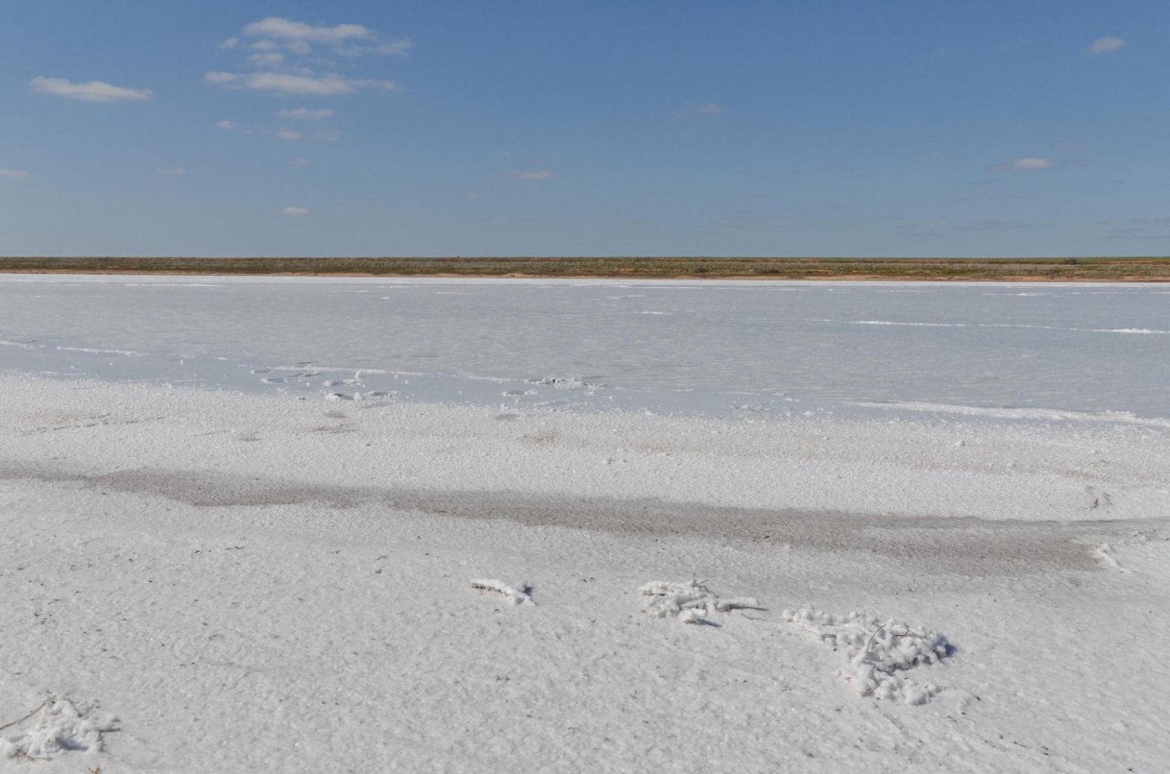 Солёное пересыхающее озеро Цаган-Хаг в Калмыкии.  Фото: Victor Tyakht / Shutterstock