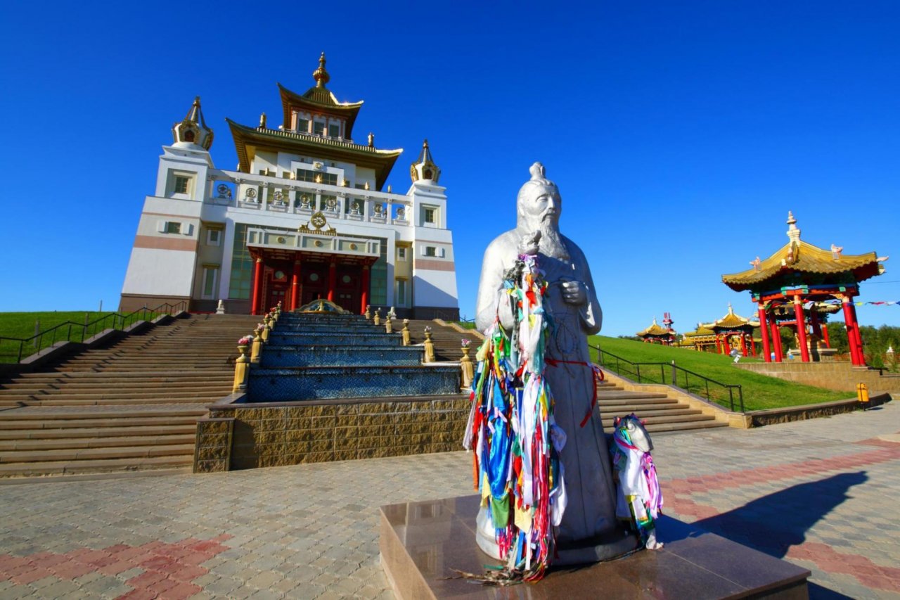 Дацан «Золотая обитель Будды Шакьямуни» в Элисте. Фото: Vladimir Mulder / Shutterstock