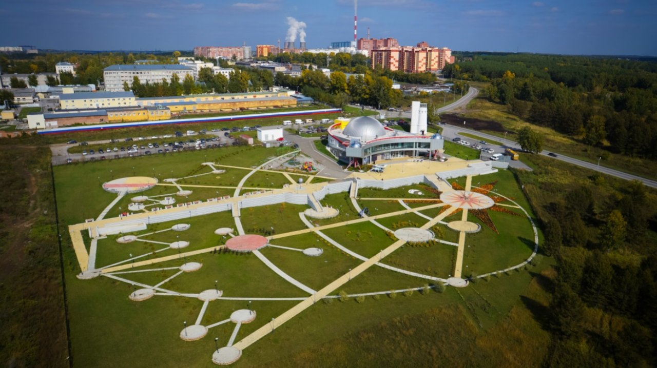 Ландшафтный парк, прилегающий к зданию планетария Новосибирска
