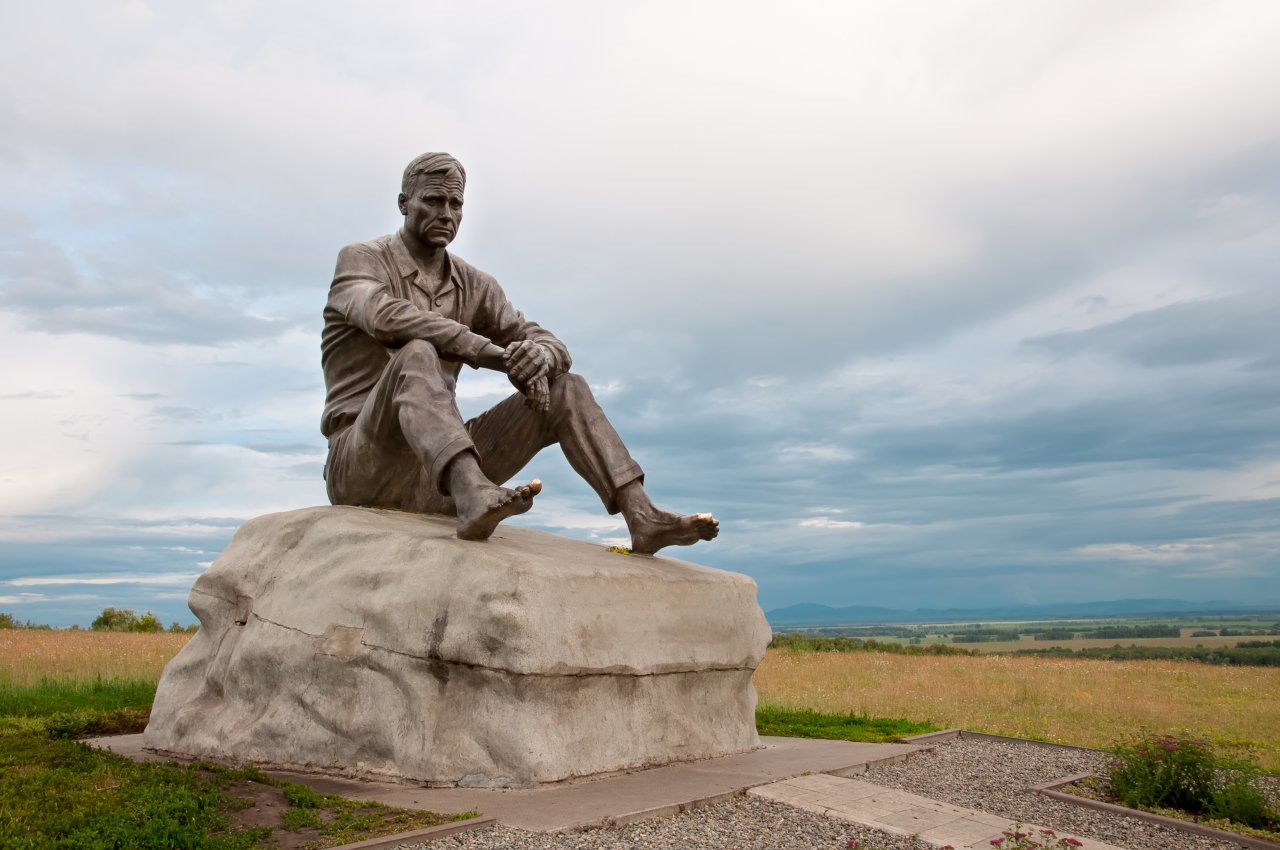Памятник Василию Шукшину в селе Сростки. Фото: moritorus / Shutterstock