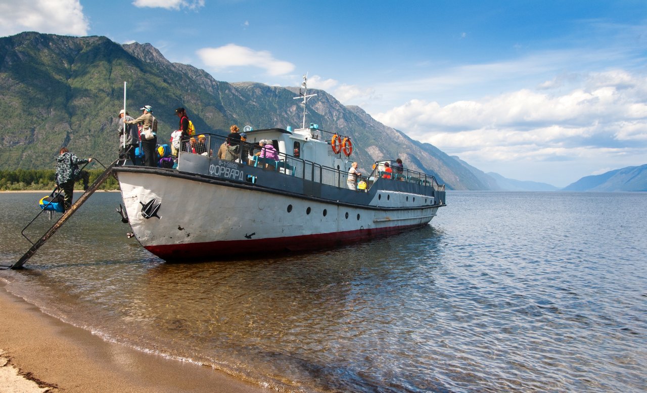 «Пионер Алтая» катает туристов по Телецкому озеру. Фото: Daniel Prudek / Shutterstock