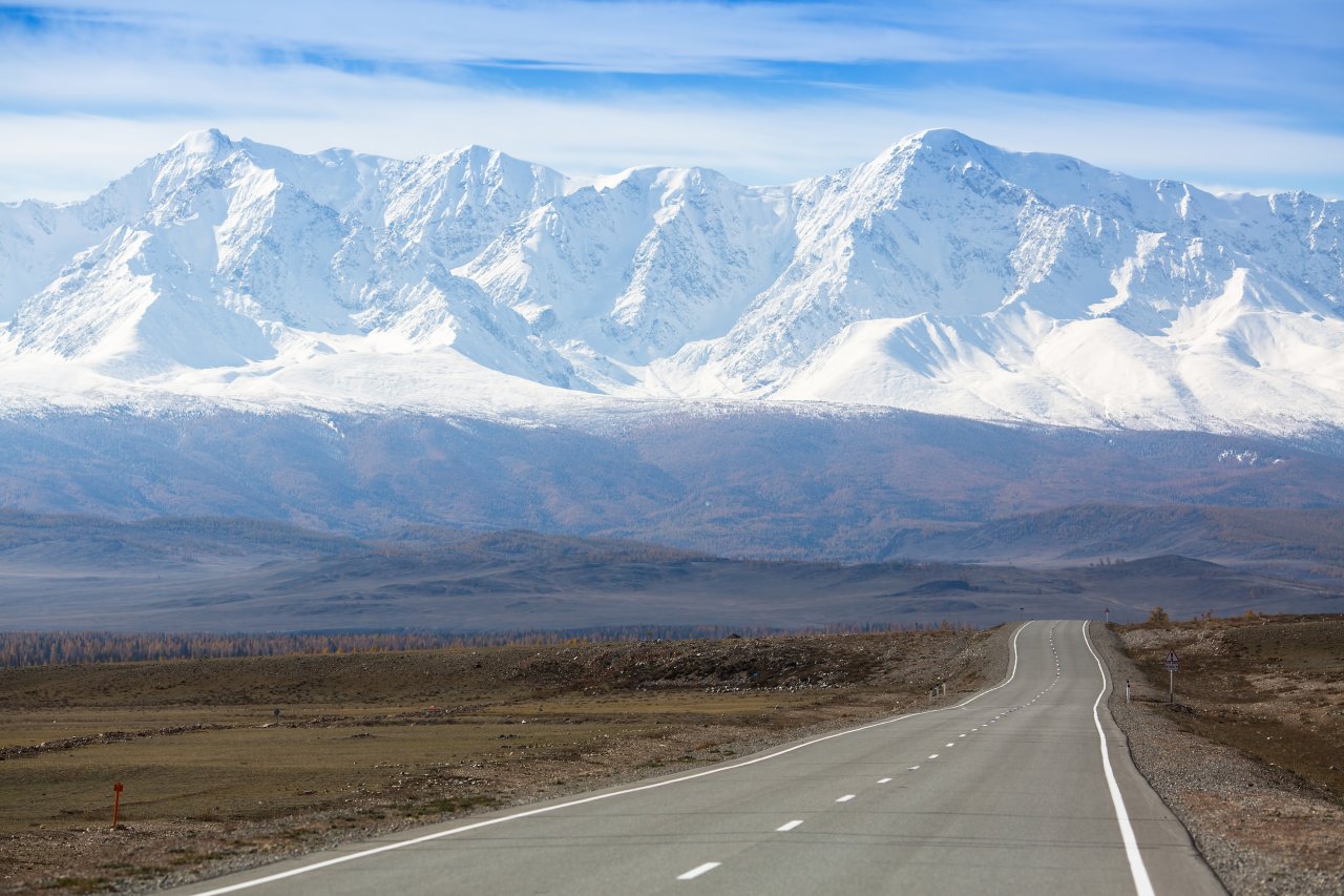 Чуйский тракт. На заднем плане Северо-Чуйский хребет. Фото: De Visu / Shutterstock