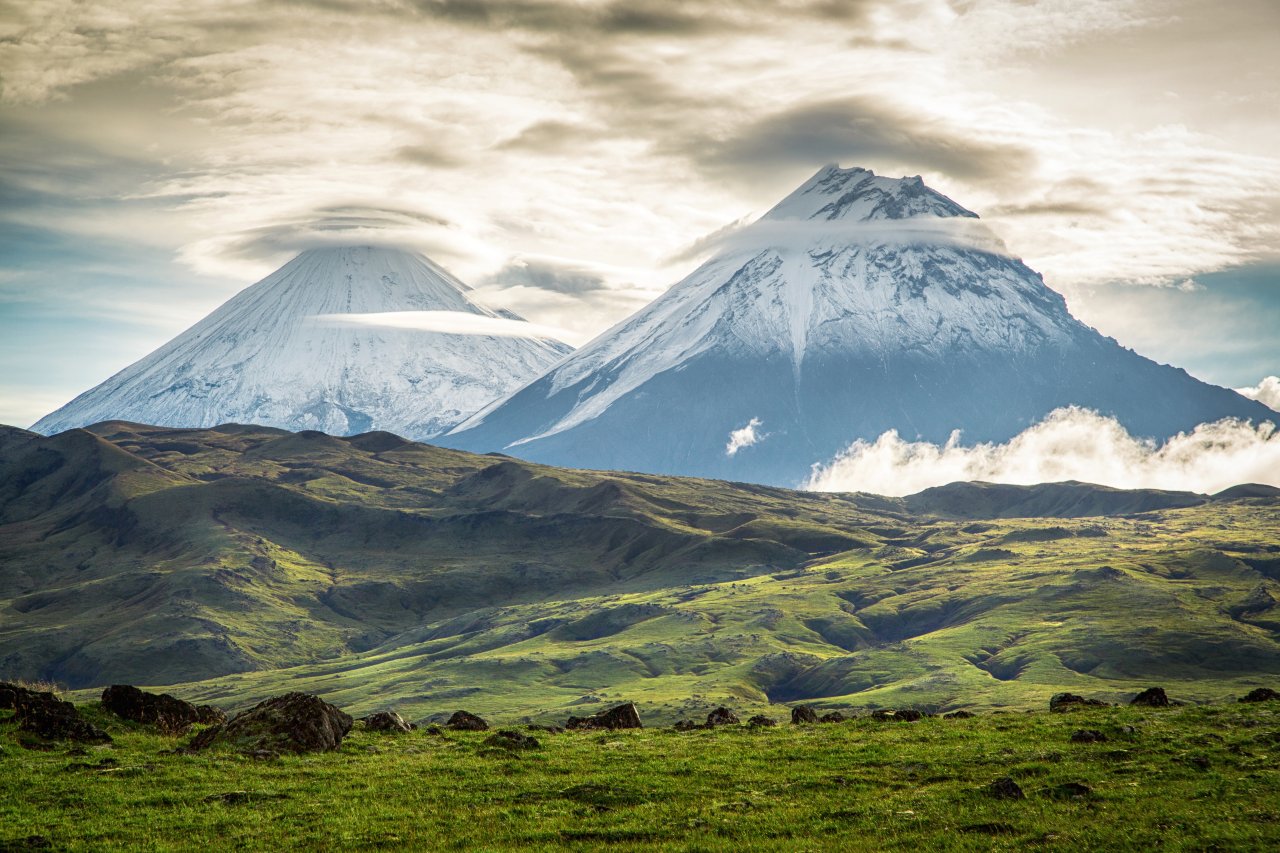 Вулканы Камчатки: Ключевской и Каменной. Фото: Vita Fortuna / Shutterstock