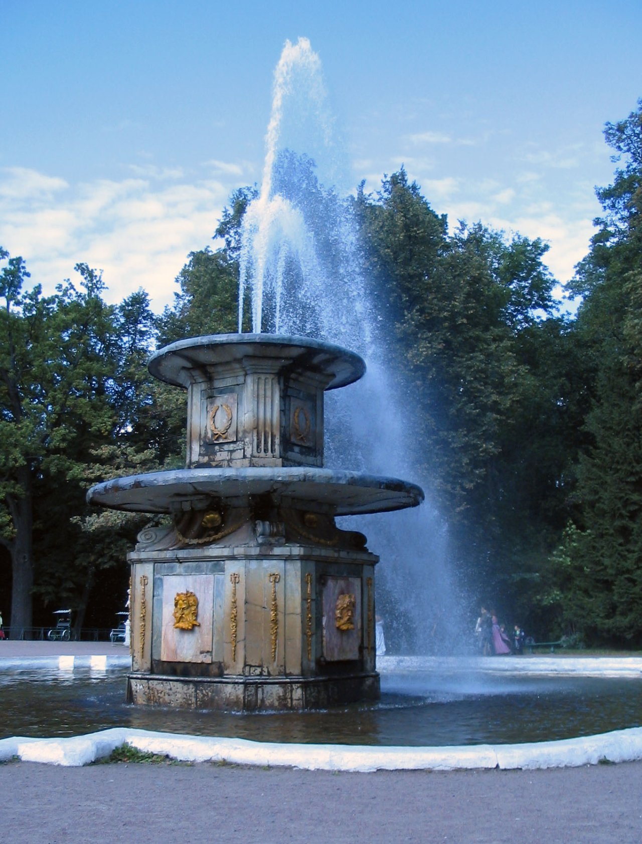 Один из двух «Римских фонтанов», фото: Loyna, CC BY-SA 2.5 via Wikimedia Commons